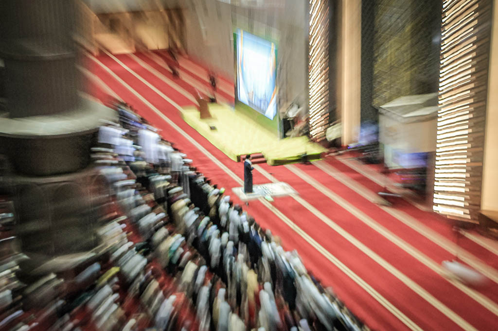 Masyarakat pun dipersilahkan hadir dengan tetap mengikuti ketentuan-ketentuan yang telah ditetapkan oleh pengurus Masjid Istiqlal, yakni dengan tetap menjaga keamanan barang pribadi dengan memanfaatkan tempat penitipan barang dan alas kaki serta tetap menjaga kebersihan di lingkungan masjid.