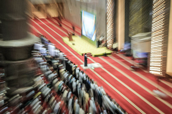 Masyarakat pun dipersilahkan hadir dengan tetap mengikuti ketentuan-ketentuan yang telah ditetapkan oleh pengurus Masjid Istiqlal, yakni dengan tetap menjaga keamanan barang pribadi dengan memanfaatkan tempat penitipan barang dan alas kaki serta tetap menjaga kebersihan di lingkungan masjid.