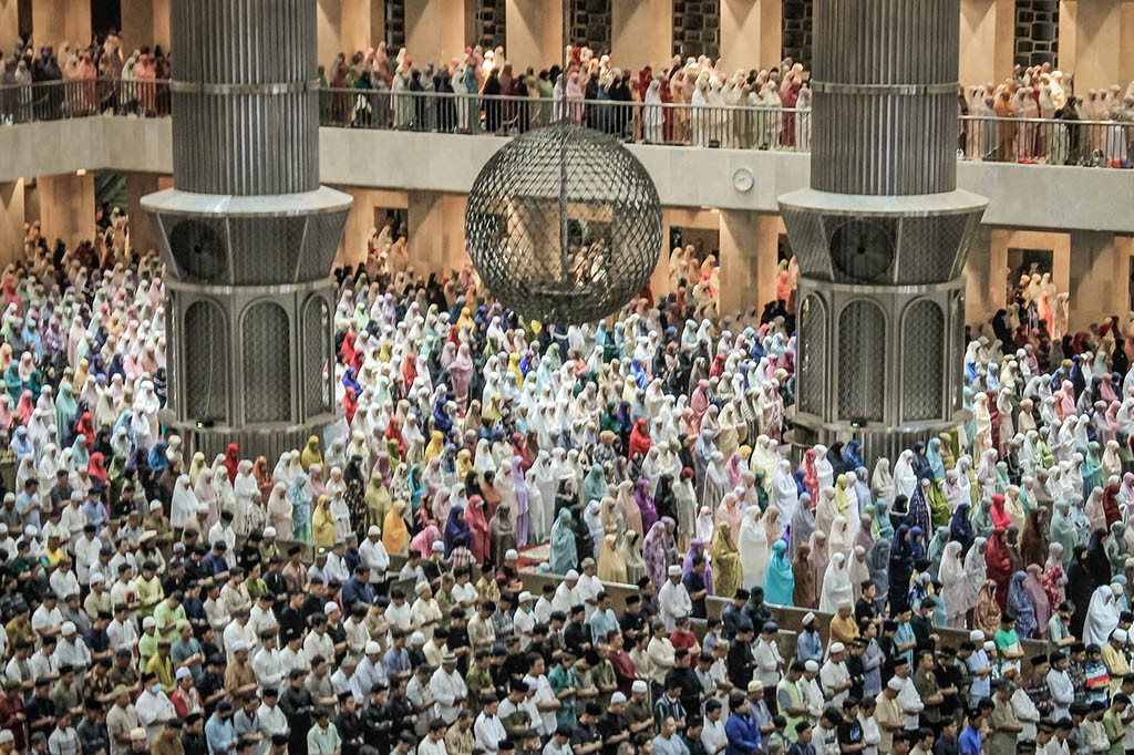 Ribuan jemaah menunaikan ibadah Salat Tarawih perdana pada 1 Ramadan 1444 Hijriah di Masjid Istiqlal, Jakarta Pusat, Rabu, 22 Maret 2023.