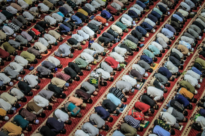 Rendra, warga Tanjung Priok yang hadir pada ibadah Salat Tarawih mengungkapkan rasa syukur atas pelaksanaan ibadah tarawih pada tahun ini.
