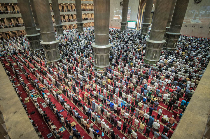 Berbeda saat seperti pandemi covid-19, kali ini seluruh saf nampak dipenuhi oleh jemaah.
