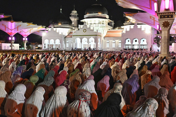 Ribuan jemaah memadati Masjid Raya Baiturrahman, Banda Aceh untuk melaksanakan salat tarawih perdana, Rabu, 22 Maret 2023. Ribuan jemaah meluber hingga halaman masjid kebanggaan warga Aceh tersebut.