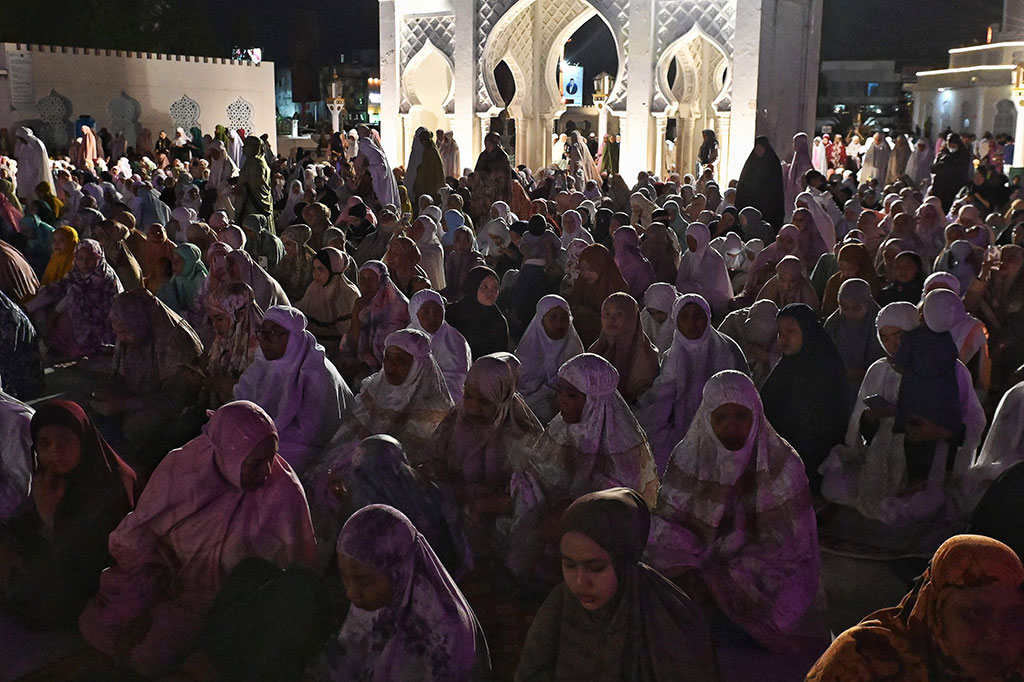 Jemaah bahkan telah memadati masjid sebelum waktu Magrib. Para jemaah juga mengikuti salat Magrib dan Isya berjemaah di masjid ini. 