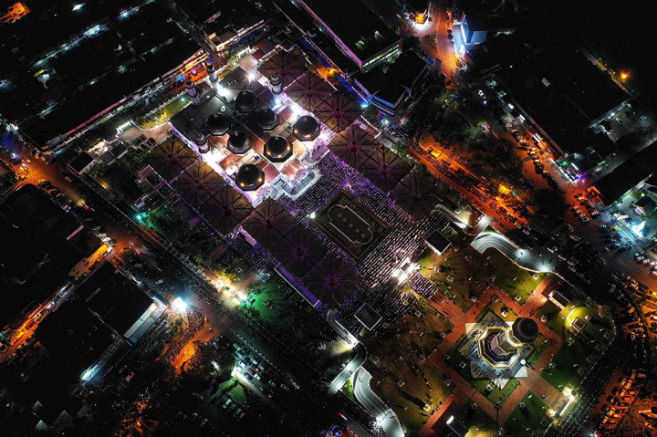 Salat tarawih pertama dipimpin Ustaz Zamhuri Ramli. Sebelum tarawih, khutbah disampaikan oleh Imam Besar Masjid Raya Baiturrahman, Azman Ismail dengan tema Kemuliaan Bulan Ramadan.