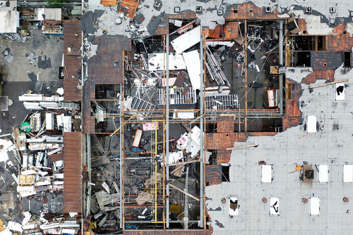 Tornado menghantam California, Amerika Serikat, Rabu, 22 Maret 2023 waktu setempat, menerbangkan atap bangunan dan melemparkan mobil ke mana-mana, saat cuaca ekstrem melanda.