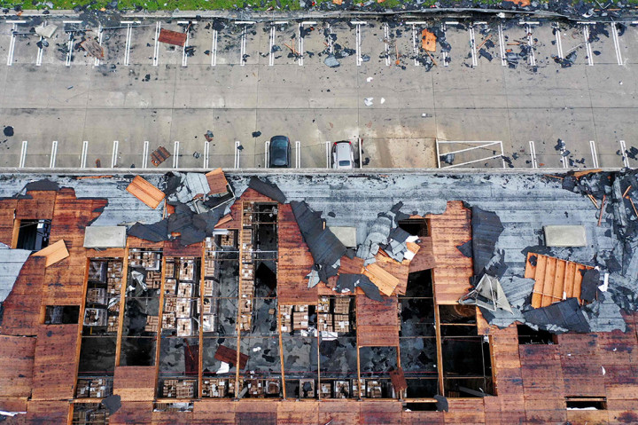 Massa angin yang berputar-putar - dari jenis yang biasanya terlihat di Midwest - menyapu Kota Montebello dekat Los Angeles, memecahkan jendela dan membuat penduduk berlarian ke tempat yang aman.