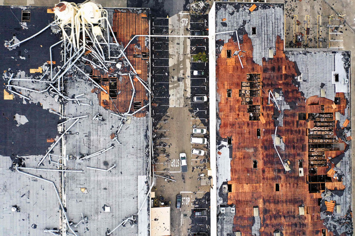 Rekaman menunjukkan apa yang tampak seperti bahan atap berputar-putar di atas bangunan industri di kota, yang terletak hanya beberapa mil (kilometer) dari pusat kota Los Angeles.