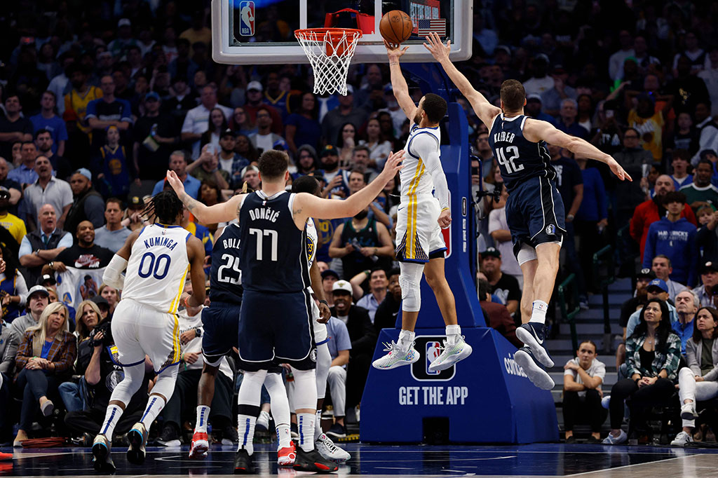 Stephen Curry mencetak dwiganda dengan 20 poin dan 13 assist untuk Warriors. Catatan double-double lainnya juga dicetak oleh Kevon Looney dengan 12 poin dan 12 rebound.