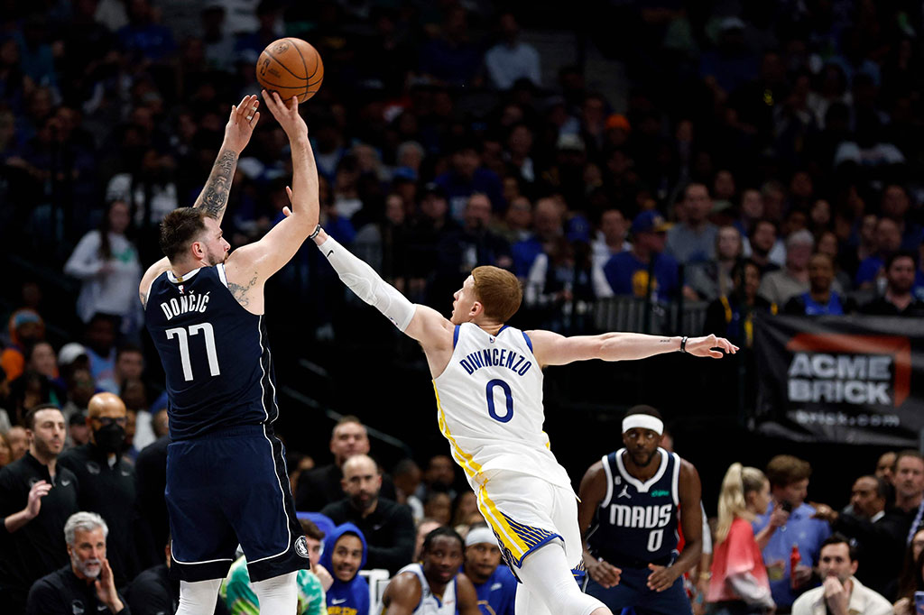 Sementara di kubu Mavericks poin tertinggi dicetak oleh Luka Doncic yang baru saja kembali dari cedera dengan 30 poin dan 17 assist. Doncic kembali bermain setelah absen lima pertandingan lantaran cedera paha kiri.
