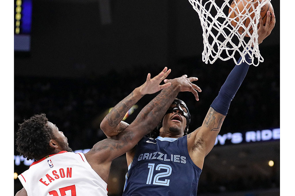 Ja Morant yang kembali bermain setelah diskors delapan gim mencetak 17 poin dan memastikan timnya Memphis Grizzlies menjuarai Divisi Barat Daya usai mengalahkan Houston Rockets 130-125 dalam laga NBA di FedEx Forum Arena Tennessee, Kamis, 23 Maret 2023 WIB.