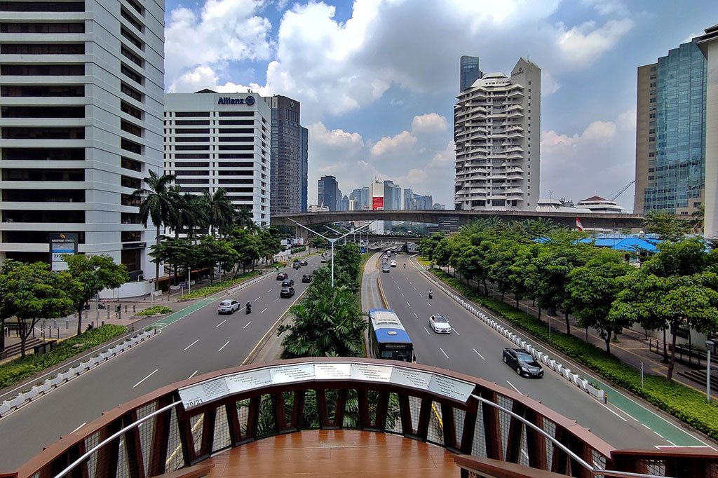 Seperti terlihat di jalan protokol di kawasan Sudirman. Jalanan yang biasa padat merayap, hari ini terpantau lancar.