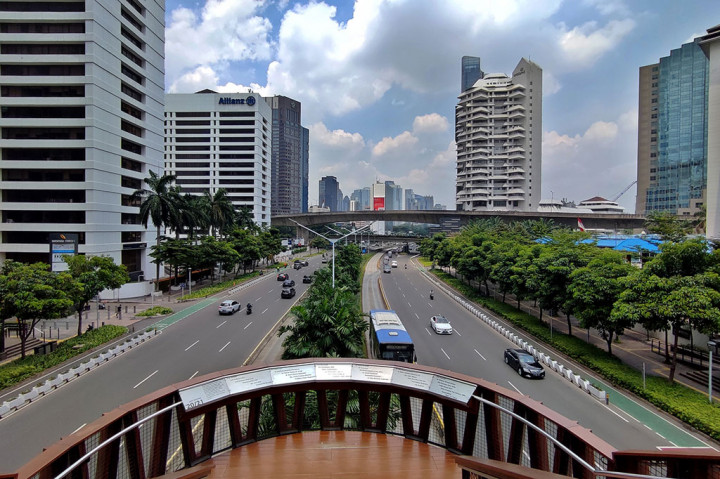 Seperti terlihat di jalan protokol di kawasan Sudirman. Jalanan yang biasa padat merayap, hari ini terpantau lancar.