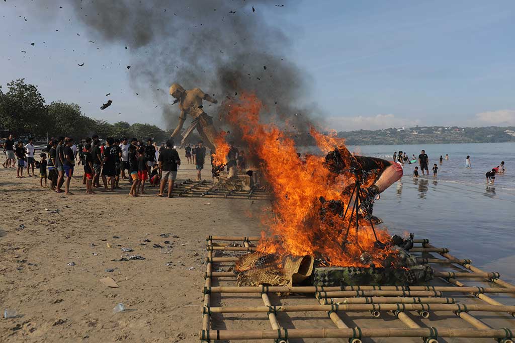 Sejumlah remaja dari masing-masing Banjar membakar ogoh-ogoh di Pantai Jumbaran, Badung, Bali, Kamis, 23 Maret 2023.