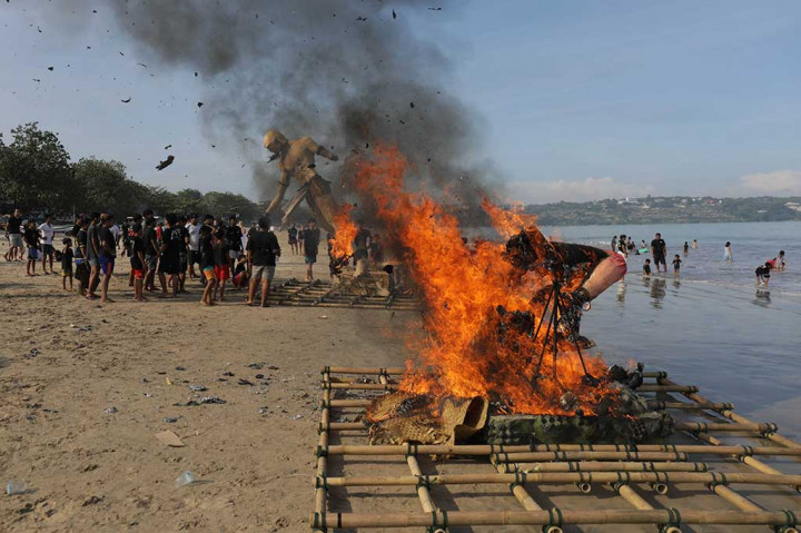 Sejumlah remaja dari masing-masing Banjar membakar ogoh-ogoh di Pantai Jumbaran, Badung, Bali, Kamis, 23 Maret 2023.