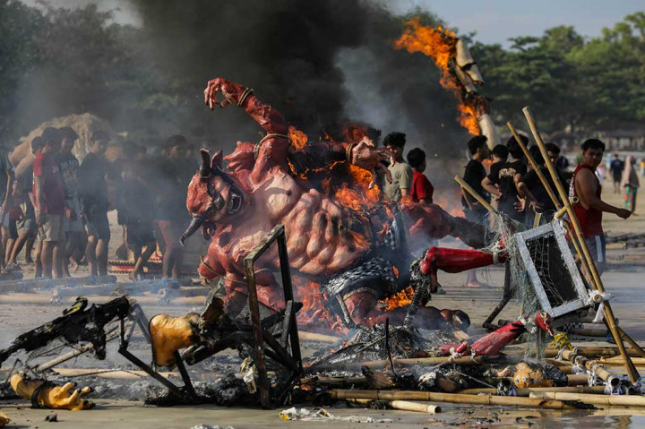 Ogoh-ogoh yang sebelumnya di arak dan dipertunjukkan sebagai ritual malam hari menjelang Hari Raya Nyepi Tahun Saka 1945, selanjutnya di bakar setelah Nyepi.