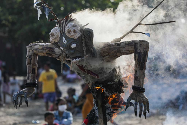 Ogoh-ogoh yang dibakar bermakna pemusnahan segala hal buruk dan kejahatan di dunia.