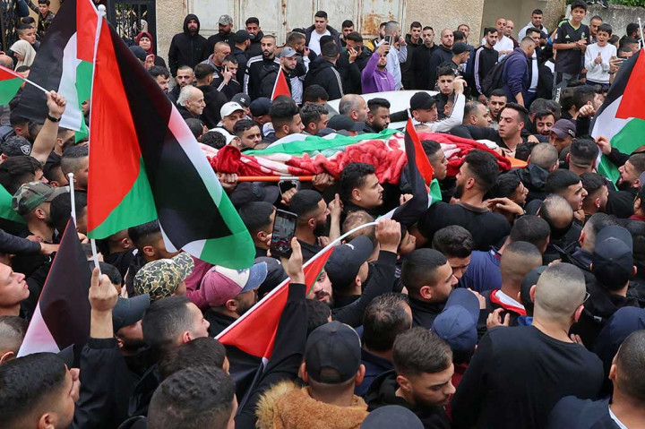 Militer Israel mengatakan pasukan menyerbu Desa Shufa, dekat Tulkarm, untuk mengejar Abu Khadija yang diduga terlibat dalam beberapa penembakan yang menargetkan warga Israel.