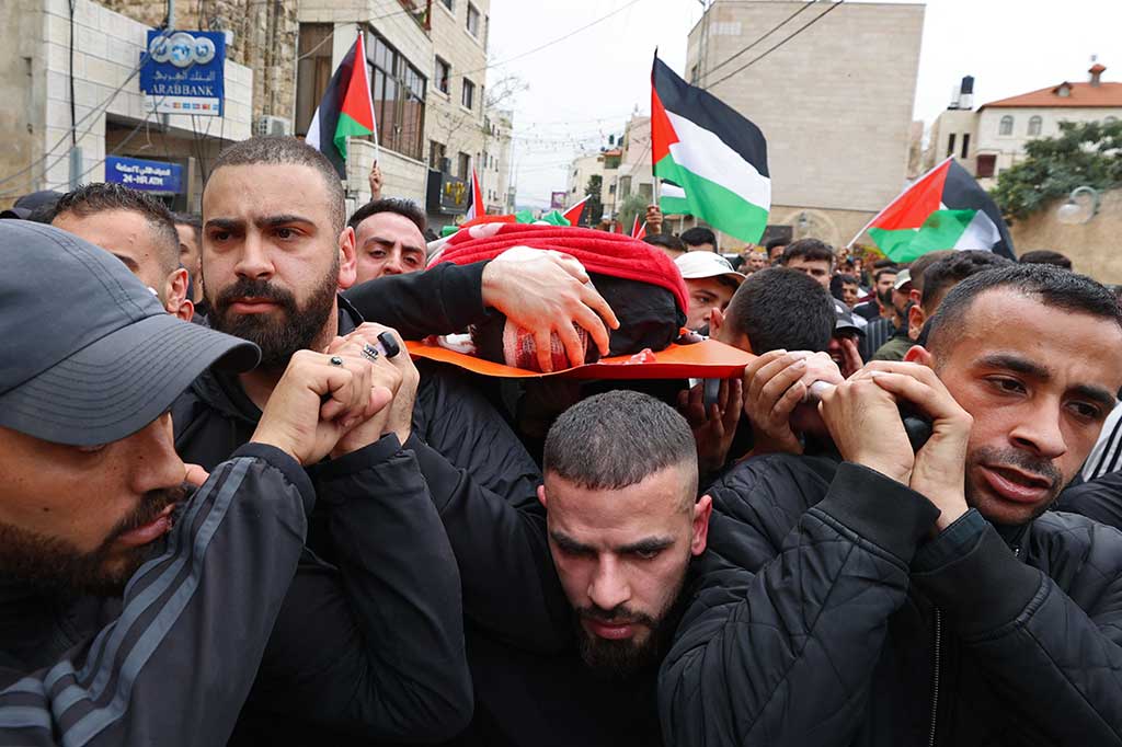 Para pelayat Palestina mengusung jenazah Amir Imad Abu Khadijah, yang terbunuh dalam serangan Israel, selama pemakamannya di Tulkarm, Tepi Barat yang diduduki, Kamis, 23 Maret 2023.