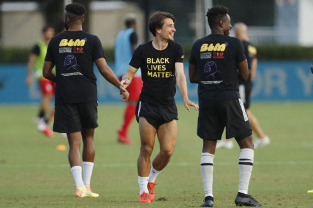 Dia kemudian dipinjamkan Barcelona ke AC Milan dan Ajax sebelum gabung Stoke City secara permanen pada 2014. Dia terus berpindah-pindah klub sebelum bergabung dengan klub asal Jepang Vissel Kobe pada 2021, yang menjadi tempat dia bermain dengan mantan rekan setimnya di Barcelona Andres Iniesta. 