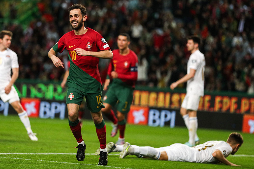 Portugal berhasil menambah keunggulan mereka saat babak kedua baru berjalan dua menit. Bernardo Silva mencatatkan namanya di papan skor. Umpan silang Cancelo diblok lawan, tetapi bola rebound di kotak penalti disambut Silva dengan sempurna. Kedudukan menjadi 2-0.
