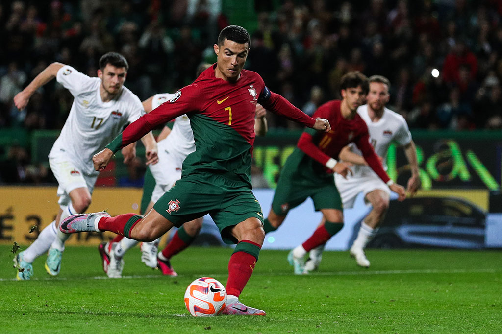 Pada menit ke-50, Portugal mendapatkan hadiah penalti setelah Cancelo dijatuhkan di kotak terlarang. Ronaldo maju sebagai algojo dan melepaskan sepakan keras ke sudut kiri bawah. Liechtenstein tertinggal tiga gol.