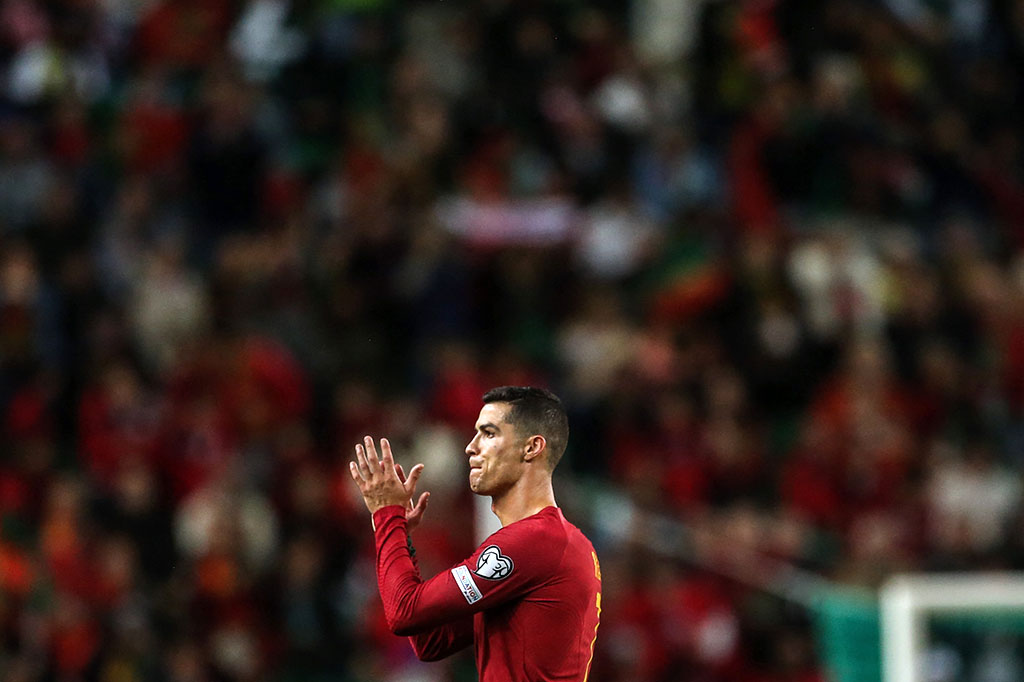 Ronaldo juga sebelumnya telah memecahkan rekor sebagai pencetak gol terbanyak sepanjang sejarah dengan 120 gol untuk negaranya dan membuatnya menjadi orang pertama yang mencetak 100 gol dalam kompetisi internasional. 