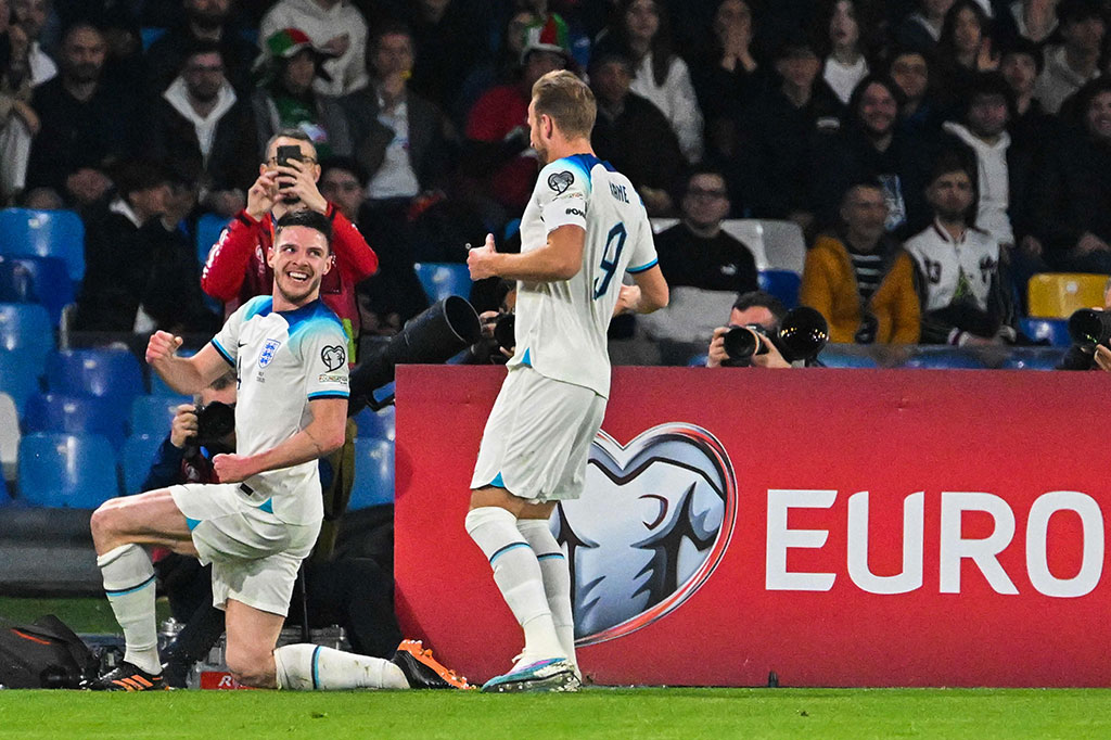 Inggris membuka keunggulan pada menit ke-13. Berawal dari sepak pojok, bola rebound di kotak penalti langsung disambar Declan Rice yang tidak dapat ditangkap kiper Gianluigi Donnarumma.