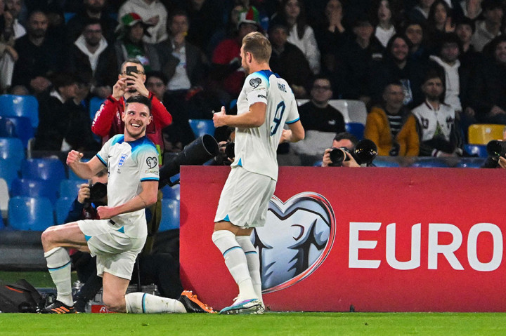 Inggris membuka keunggulan pada menit ke-13. Berawal dari sepak pojok, bola rebound di kotak penalti langsung disambar Declan Rice yang tidak dapat ditangkap kiper Gianluigi Donnarumma.