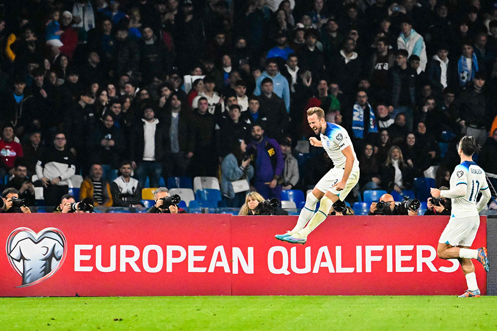 Inggris mendapatkan hadiah penalti karena Di Lorenzo handball. Harry Kane sukses menjalankan tugasnya sebagai eksekutor untuk membawa Inggris memimpin 2-0 pada menit ke-44.