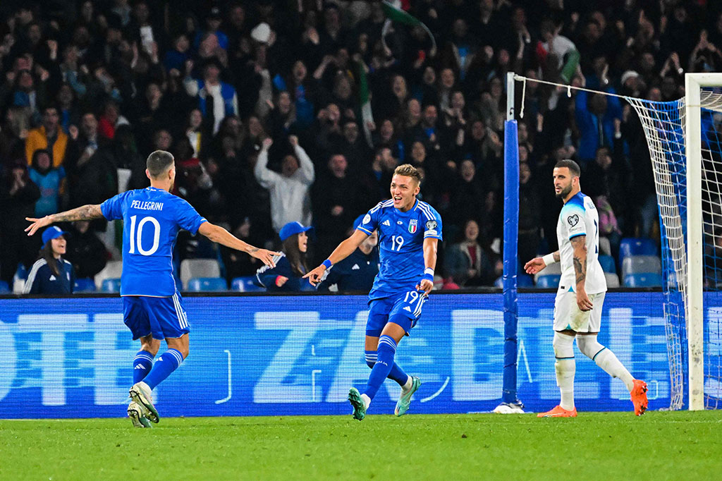 Selepas jeda istirahat, Italia mencoba menekan Inggris dan menciptakan beberapa peluang untuk mengejar ketertinggalan. Usaha tuan rumah akhirnya berbuah gol pada menit ke-56. Lorenzo Pellegrini dengan jeli mengirimkan umpan ke Mateo Retegui sebelum dia menuntaskan peluang menjadi gol. Italia memperkecil skor menjadi 1-2.