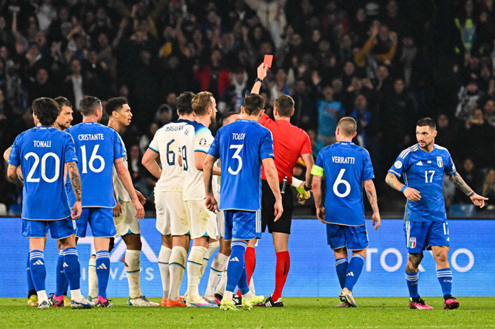 Inggris harus bermain dengan 10 orang pada menit ke-80 setelah Luke Shaw diganjar kartu kuning kedua karena melanggar Retegui. Kartu kuning pertama Shaw didapat dua menit sebelumnya karena mengulur waktu saat lemparan ke dalam.