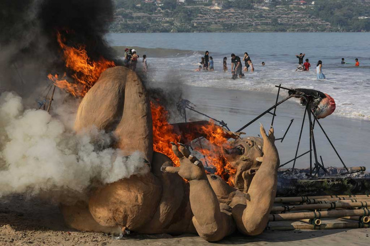 Sejumlah remaja dari masing-masing Banjar membakar ogoh-ogoh di Pantai Jumbaran, Badung, Bali, Kamis, 23 Maret 2023. 