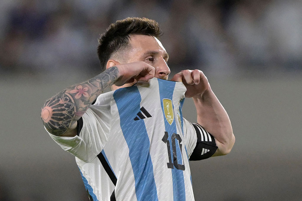 Tuan rumah langsung menggebrak di awal babak pertama dan mendapat peluang saat laga baru berjalan 3 menit lewat tembakan jarak jauh Lionel Messi. Sayang bola masih bisa diamankan kiper Panama, Jose Guerra.