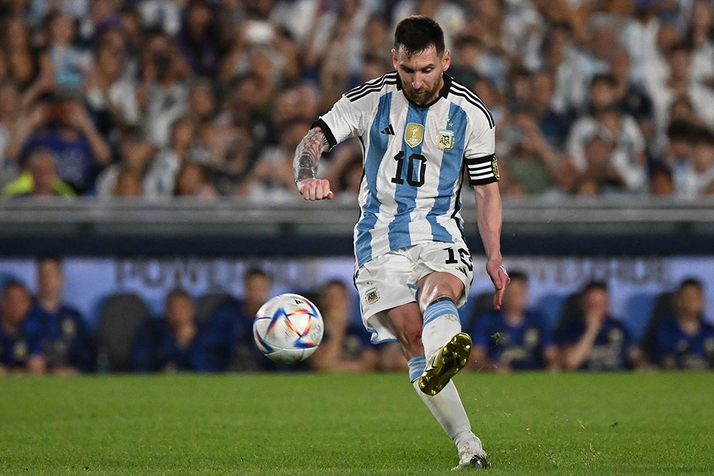 Argentina nyaris membuka keunggulan pada menit ke-17, jika saja tendangan bebas La Pulga tidak membentur tiang kanan gawang.