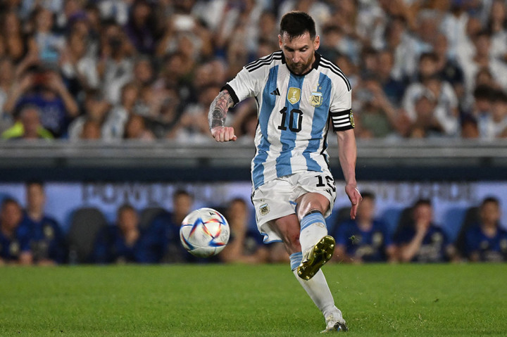 Argentina nyaris membuka keunggulan pada menit ke-17, jika saja tendangan bebas La Pulga tidak membentur tiang kanan gawang.