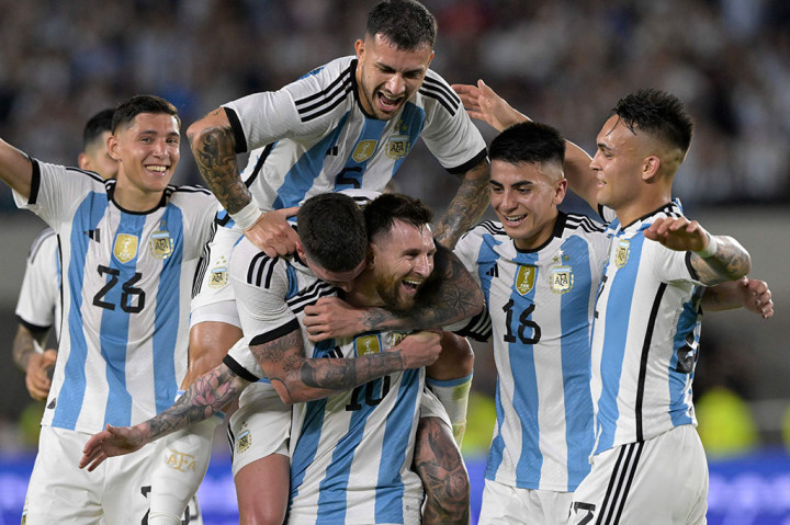 Lionel Messi menggandakan keunggulan bagi Albiceleste pada menit ke-89 lewat tendangan bebas setelah Miguel Camargo melanggar Rodrigo De Paul.