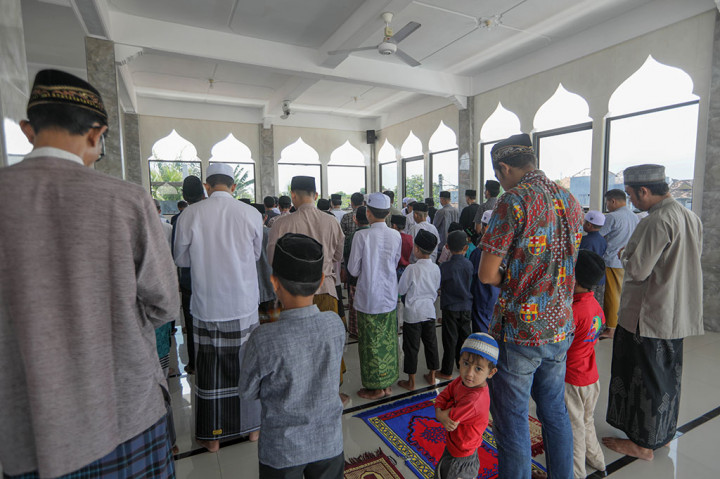 Umat Muslim melaksanakan Ibadah Salat Jumat pertama di Bulan Suci Ramadan 1444 H, di Masjid Nurul Huda, Desa Gelgel, Kabupaten Klungkung, Bali, Jumat, 24 Maret 2023. 