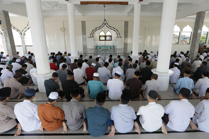 Menara yang berdiri di halaman masjid ini sudah berumur ratusan tahun, dengan tinggi sekitar 17 meter. Pada bagian mimbarnya terdapat informasi tentang renovasi masjid pertama kali, yang dilakukan pada tanggal 7 Juli 1280 Hijriah atau 1863 Masehi.
