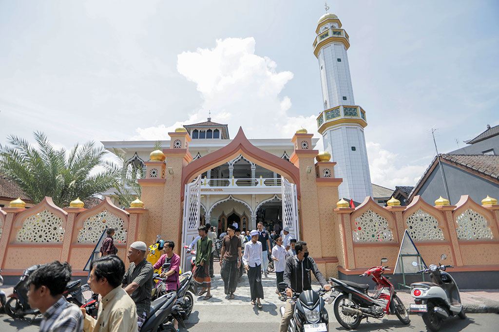 Kemudian pada 1989 atau pada 1409 Hijriah, dilakukan pembangunan ulang Masjid Nurul Huda dengan menggunakan konstruksi beton dan berlantai dua. Ada beberapa bagian yang masih dipertahankan, satu di antaranya pada bagian atap. 