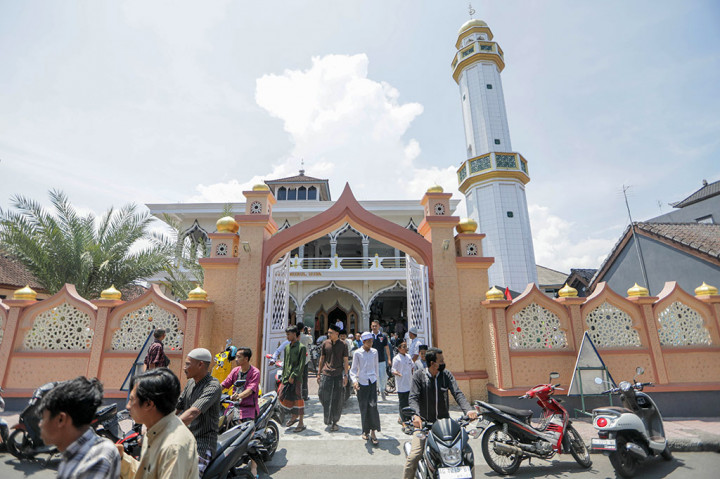 Kemudian pada 1989 atau pada 1409 Hijriah, dilakukan pembangunan ulang Masjid Nurul Huda dengan menggunakan konstruksi beton dan berlantai dua. Ada beberapa bagian yang masih dipertahankan, satu di antaranya pada bagian atap. 