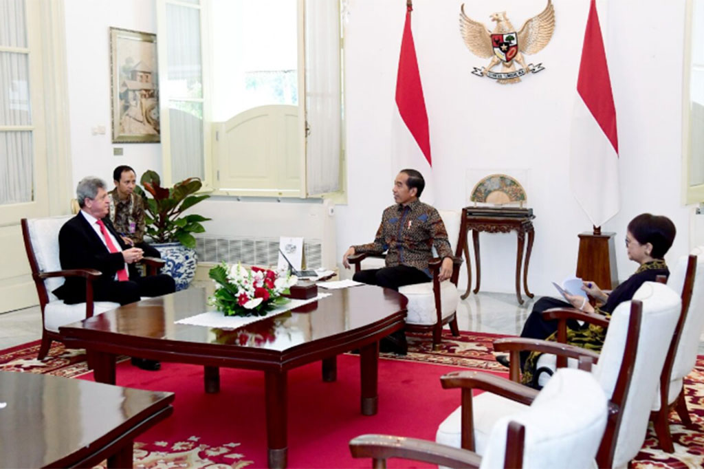 “Presiden Indonesia juga senantiasa mengikuti dari dekat semua perkembangan yang terjadi di lapangan di Palestina, dan dalam hal ini pemerintah Indonesia menolak dengan keras berbagai macam pelanggaran dan kebijakan-kebijakan yang melanggar yang dilakukan oleh Israel, dan inilah yang disampaikan oleh Presiden Indonesia pada hari ini,” ujar Dubes Palestina.