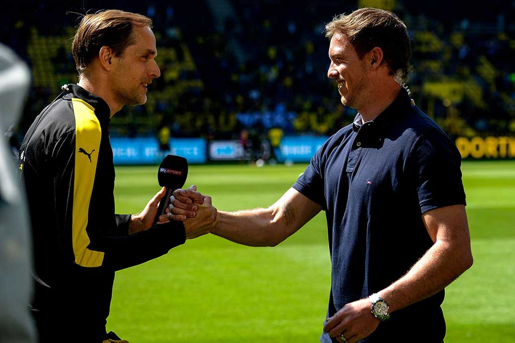 Thomas Tuchel (kiri) berjabat tangan dengan Julian Nagelsmann.  Bayern Muenchen pada Jumat, 24 Maret 2023, mengumumkan telah memecat pelatih Julian Nagelsmann, dan menggantikannya dengan mantan pelatih Chelsea Thomas Tuchel.