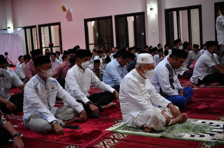 Bertindak sebagai imam salat Tarawih tersebut adalah Ustaz Abdul Harits yang memimpin jalannya salat 20 rakaat. Sedangkan bertindak sebagai bilal dan pemimpin doa adalah para santri ponpes, yaitu Hasbi dan Dafa.