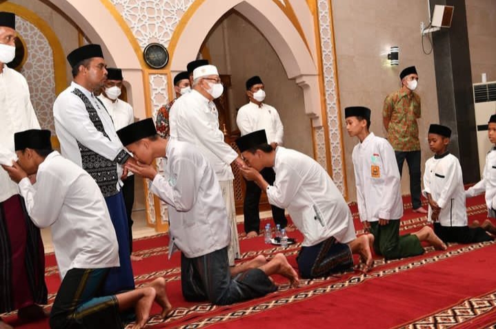 Salat berjamaah di tengah para santri menghadirkan kebahagiaan tersendiri bagi Wapres karena hal tersebut mengingatkan kala dirinya masih menjadi santri dan menghabiskan sebagian besar masa mudanya di lingkungan pesantren.