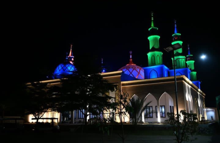 Wakil Presiden Ma'ruf Amin melaksanakan salat Tarawih bersama para santri di Masjid Agung Penata, Kawasan Pondok Pesantren An Nawawi Tanara (Penata), Serang, Banten, pada malam ketiga Ramadan 1444 Hijriah, Jumat, 24 Maret 2023 malam.