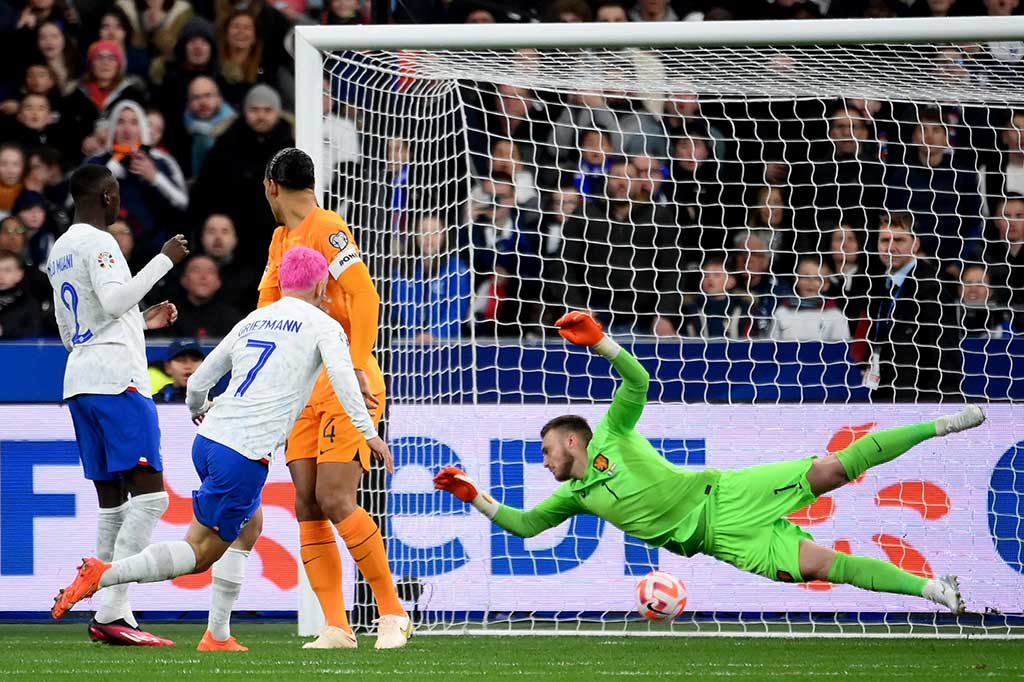 Tuan rumah langsung mencetak gol pembuka saat laga baru berjalan dua menit. Kylian Mbappe mengirimkan umpan tarik ke kotak penalti yang disambar Antoine Griezmann menjadi gol. Skor menjadi 1-0 untuk Prancis.