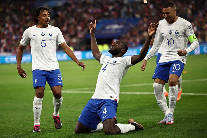 Prancis menambah keunggulan mereka pada menit ke-8. Bermula dari tendangan bebas Griezmann ke kotak penalti, kiper Belanda salah mengantisipasi bola sebelum Dayot Upamecano tinggal mencocor bola masuk ke gawang. Belanda tertinggal 2-0.