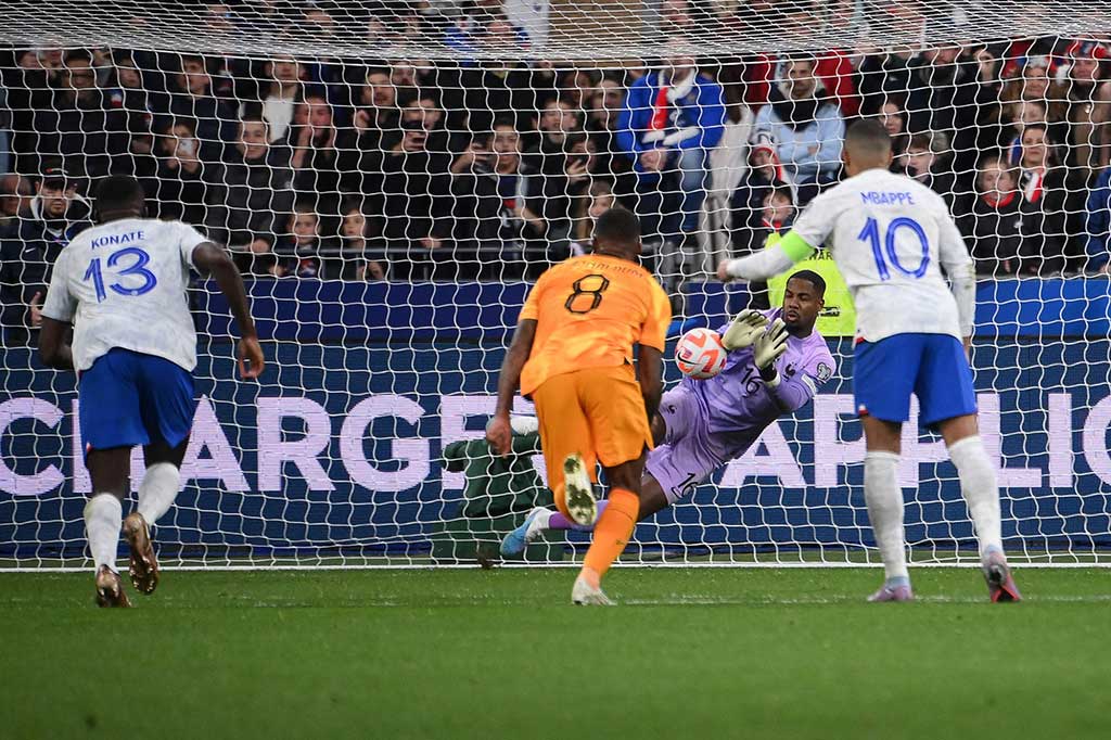 Belanda mendapatkan kesempatan untuk mencetak gol hiburan di masa injury time setelah mendapatkan tendangan penalti usai Wout Weghorst dilanggar Dayot Upamecano di kotak terlarang.  Namun, tendangan penalti Weghorst bisa diblok Mike Maignan. 