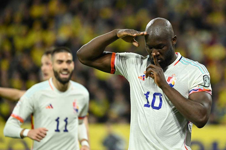 Meski bermain sebagai tamu, Belgia tampil lebih dominan dan menekan Swedia sejak pertandingan dimulai. Usaha Belgia membuahkan gol pada menit ke-35 lewat Romelu Lukaku.