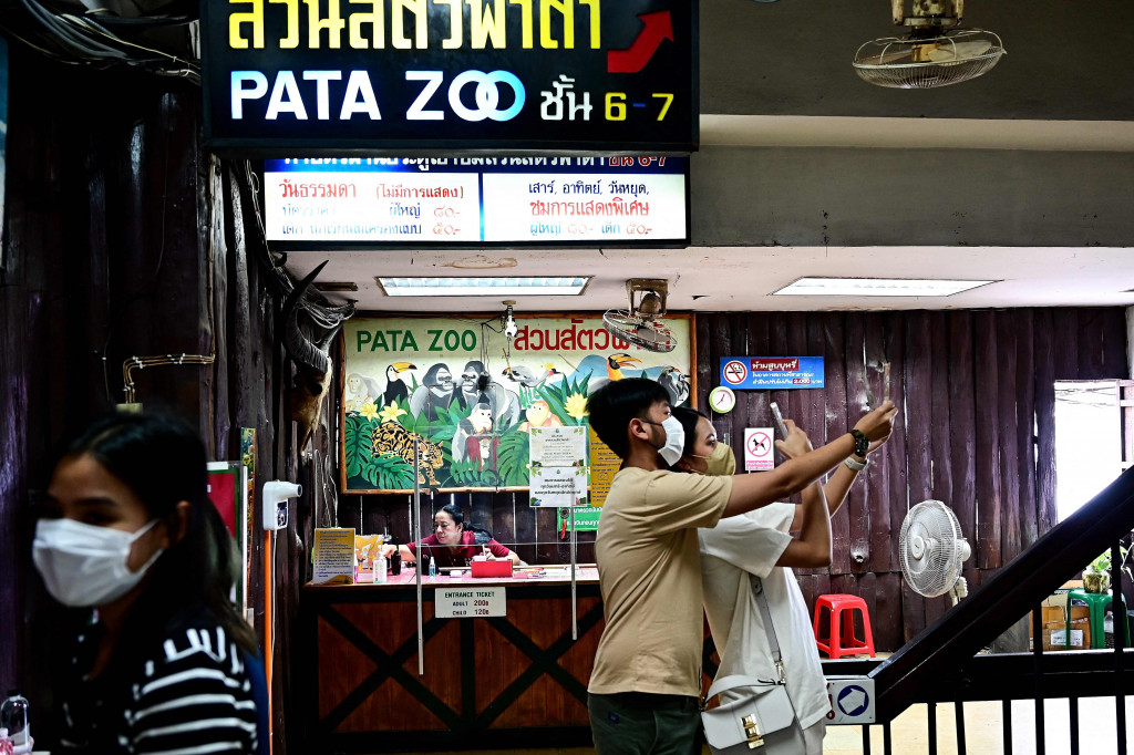 Peraturan kesejahteraan hewan hanya dipantau di delapan kebun binatang yang terkait dengan negara, dan dengan fasilitas swasta, pejabat lebih khawatir jika mereka memenuhi persyaratan perizinan.